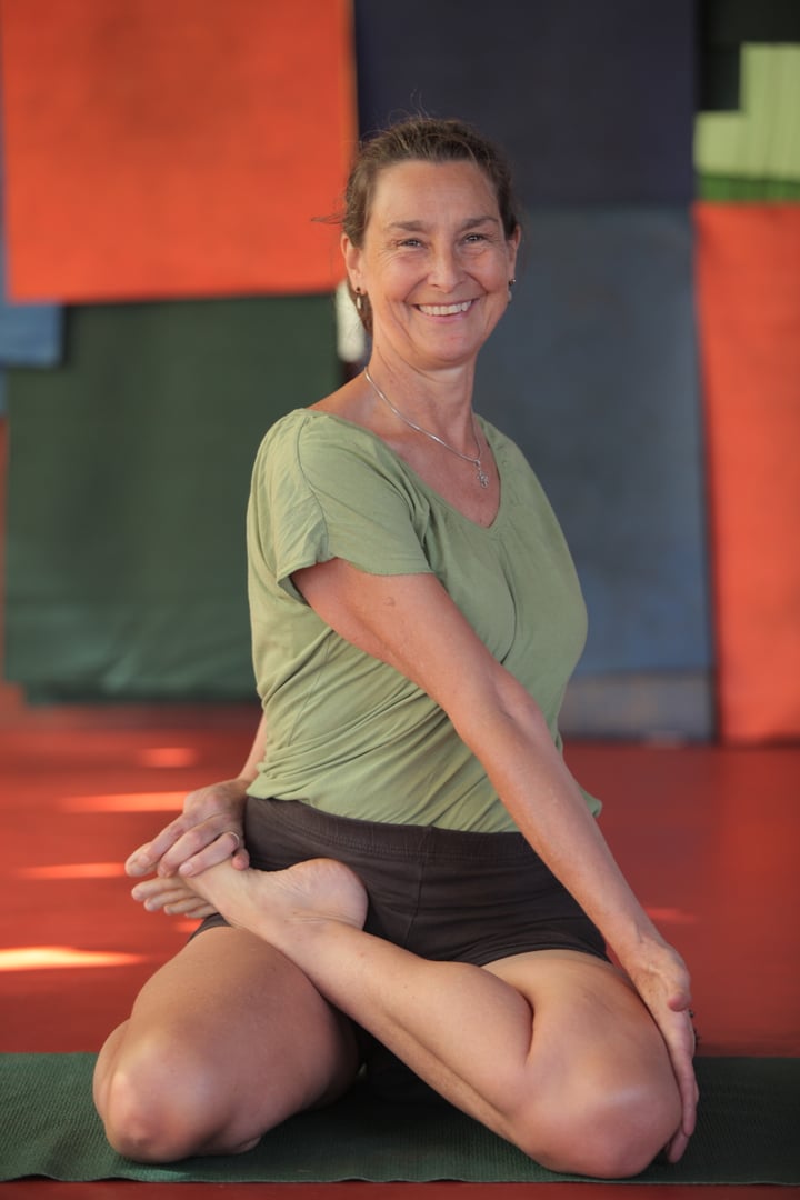 Iyengar-joogaloma Kreetalla, Kreikassa, Victoria Bridgesin kanssa