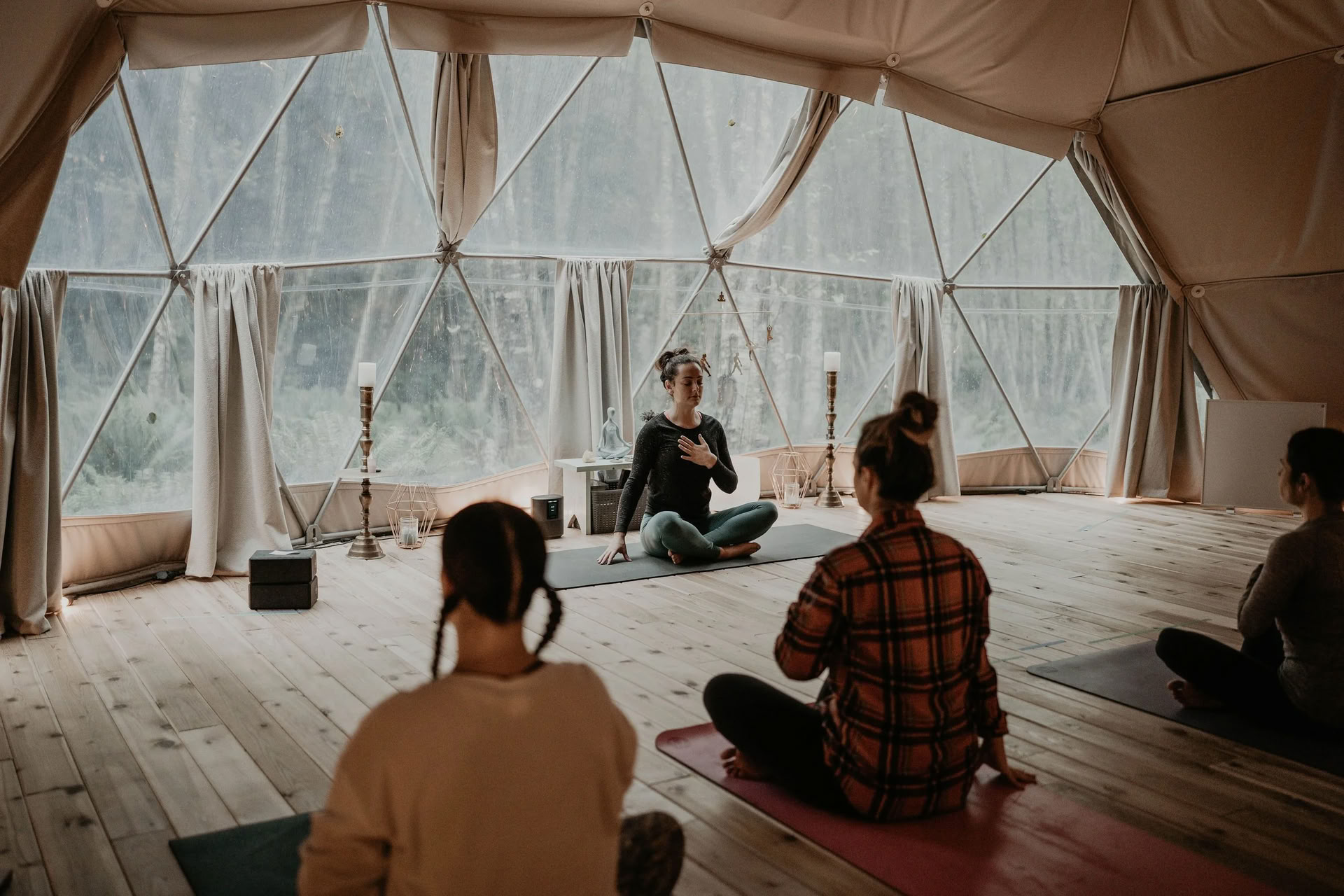Mustelman koskettaminen: sururetriitti Chloen Hunterin ja Andrea Clarkin kanssa | Nectar Yoga