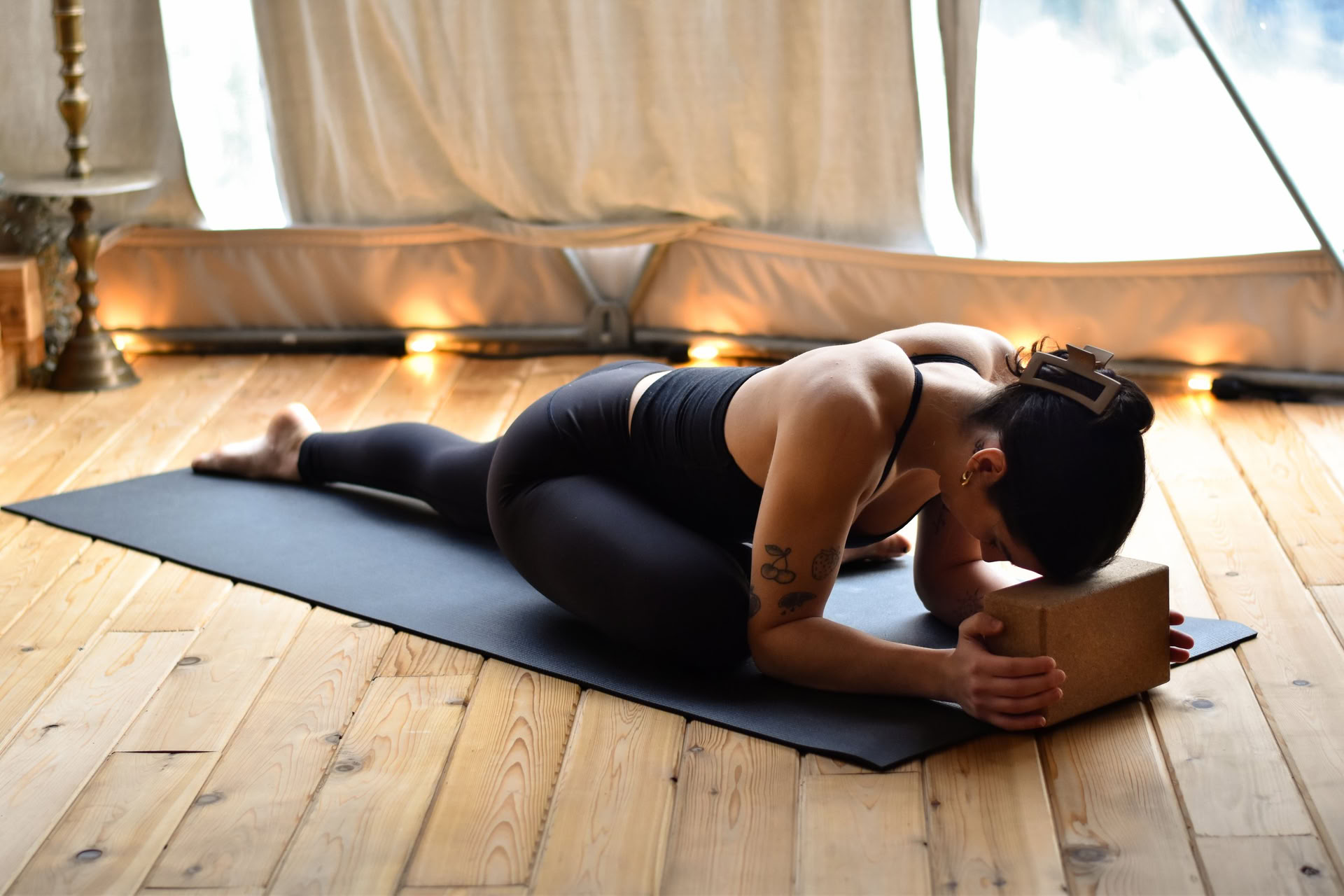 Juurtuminen ja paluu, palauttava harjoitus yhteyden luomiseen ja oman tilan takaisin saamiseen | Nectar Yoga
