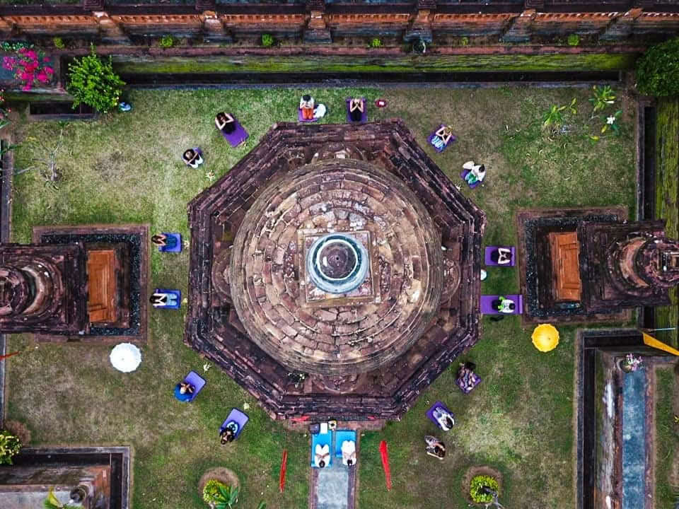 Täydenkuun seremonia Candi Buddhassa