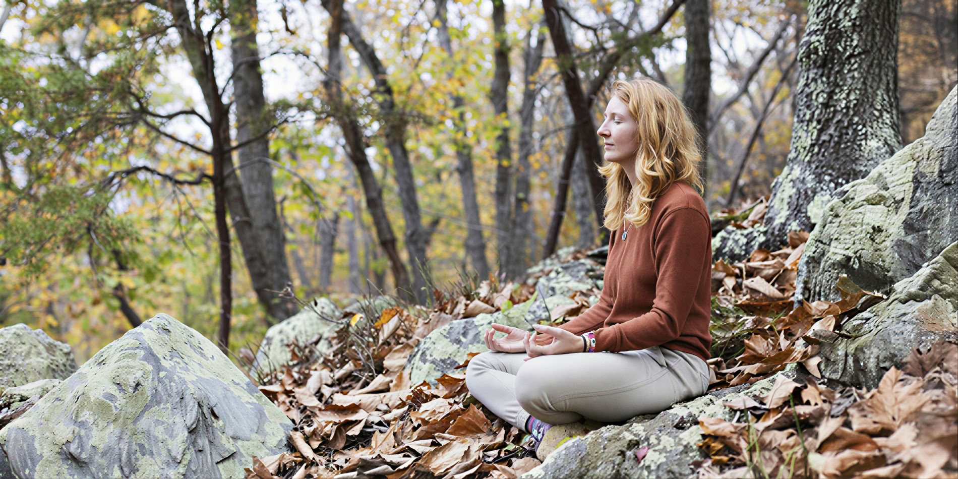 Kuiskaavat lehdet: syksyinen hiljaisen joogan ja meditaation retriitti