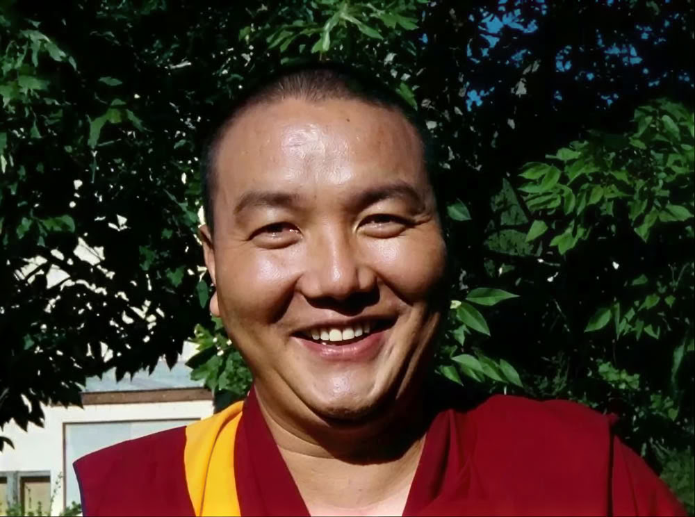 Lama Tashi -buddhalaulun äänihoito ja onnellisuuden opetukset