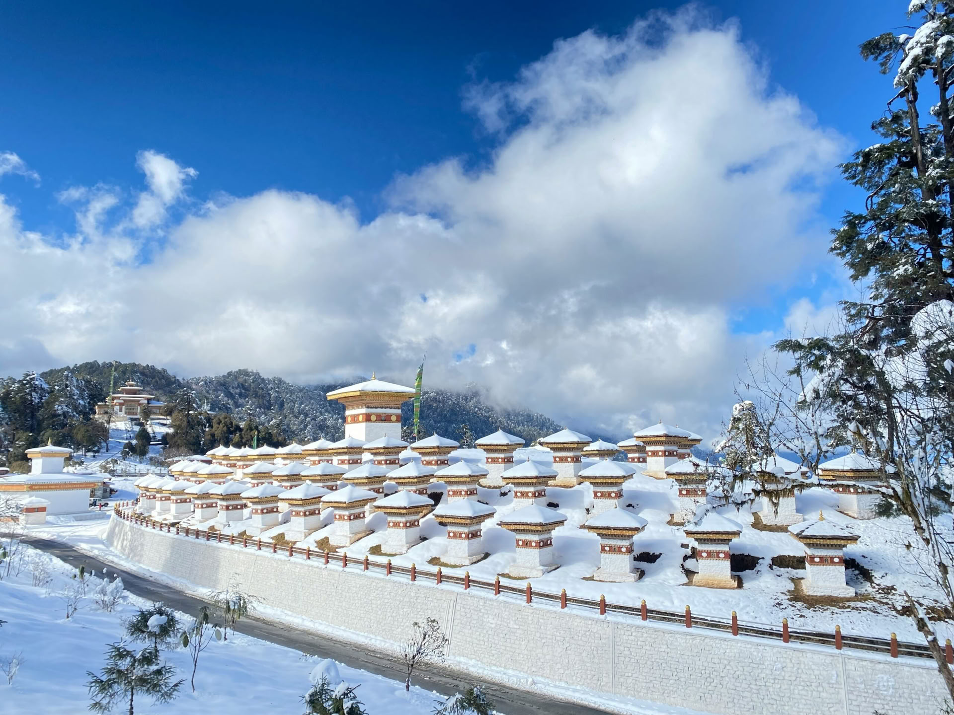 Viimeisen Shangri-Lan tuolle puolen: Pitkitetty Bhutanin Himalaja-matka
