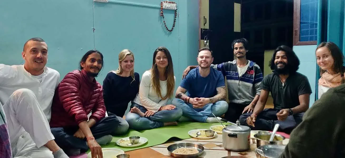 Joogaretriitti Rishikeshissä, Intiassa