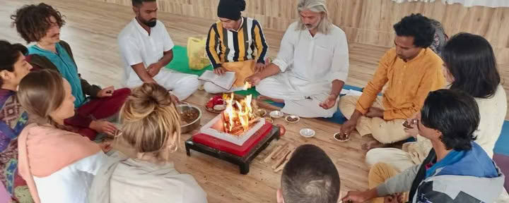 Joogaretriitti Rishikeshissä, Intiassa