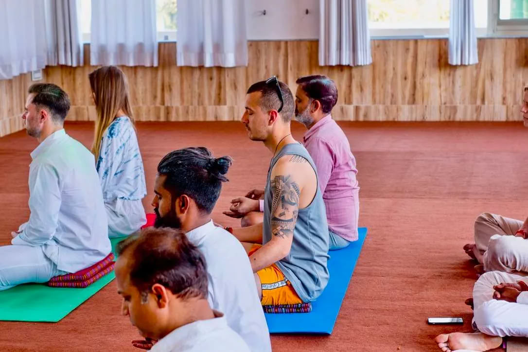 300 tunnin bhakti-joogan opettajakoulutuskurssi Rishikeshissä, Intiassa