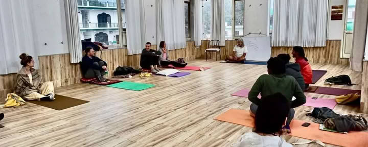 300 tunnin bhakti-joogan opettajakoulutuskurssi Rishikeshissä, Intiassa