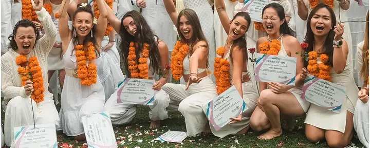 200 tunnin / 300 tunnin hybridijoogaopettajakoulutus