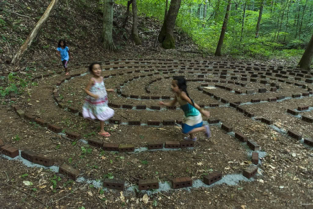 Kävely polulla: labyrintti- ja luontoyhteyteen uppoutumisen retriitti