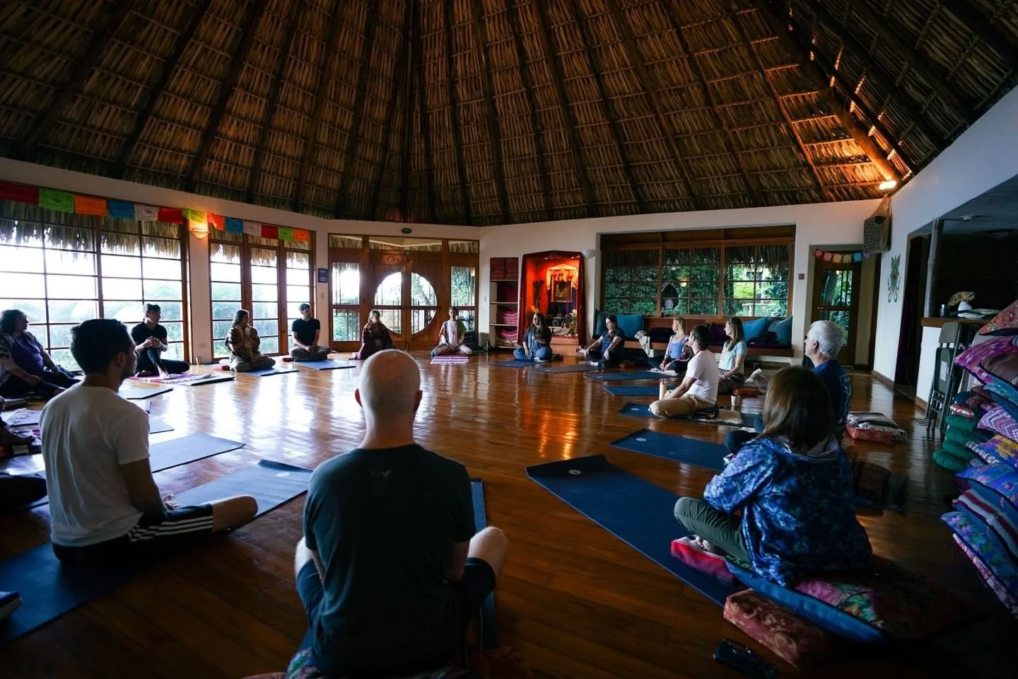 Kirtan-johtajakoulutus / Ananda Das — Villa Sumaya