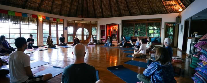 Kirtan-johtajakoulutus / Ananda Das — Villa Sumaya