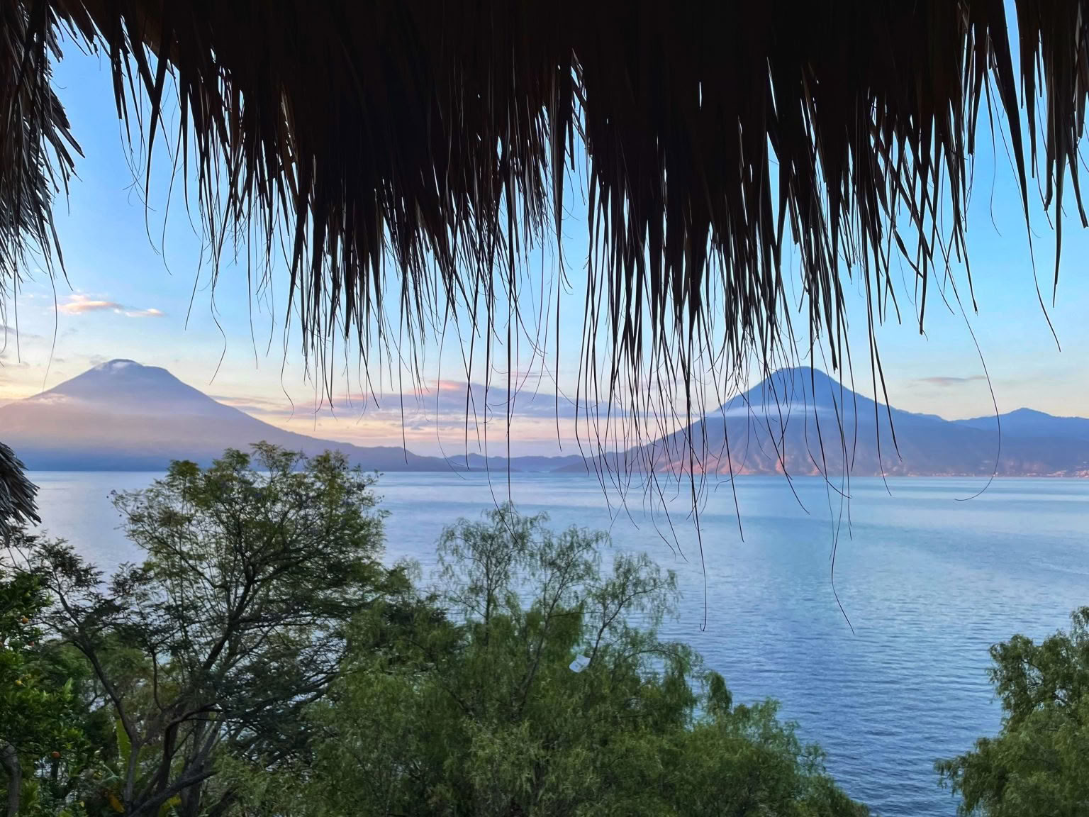 Virtaa, Tutki, Herää: Joogaretriitti Atitlán-järvellä / Gabrielle James & Maureen Ferry — Villa Sumaya