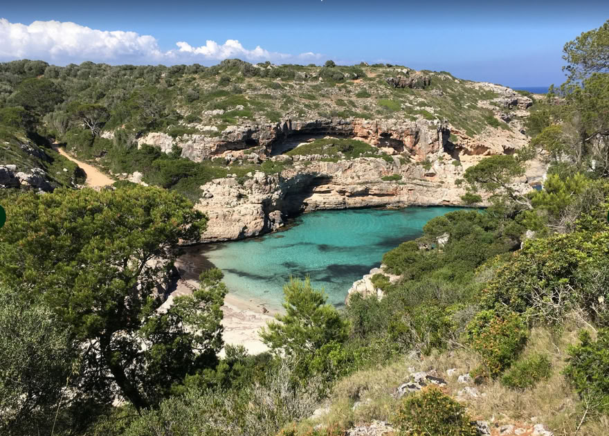 Välimeren virtaus: Joogaa meren rannalla Mallorcalla Stephanien Phelanin kanssa