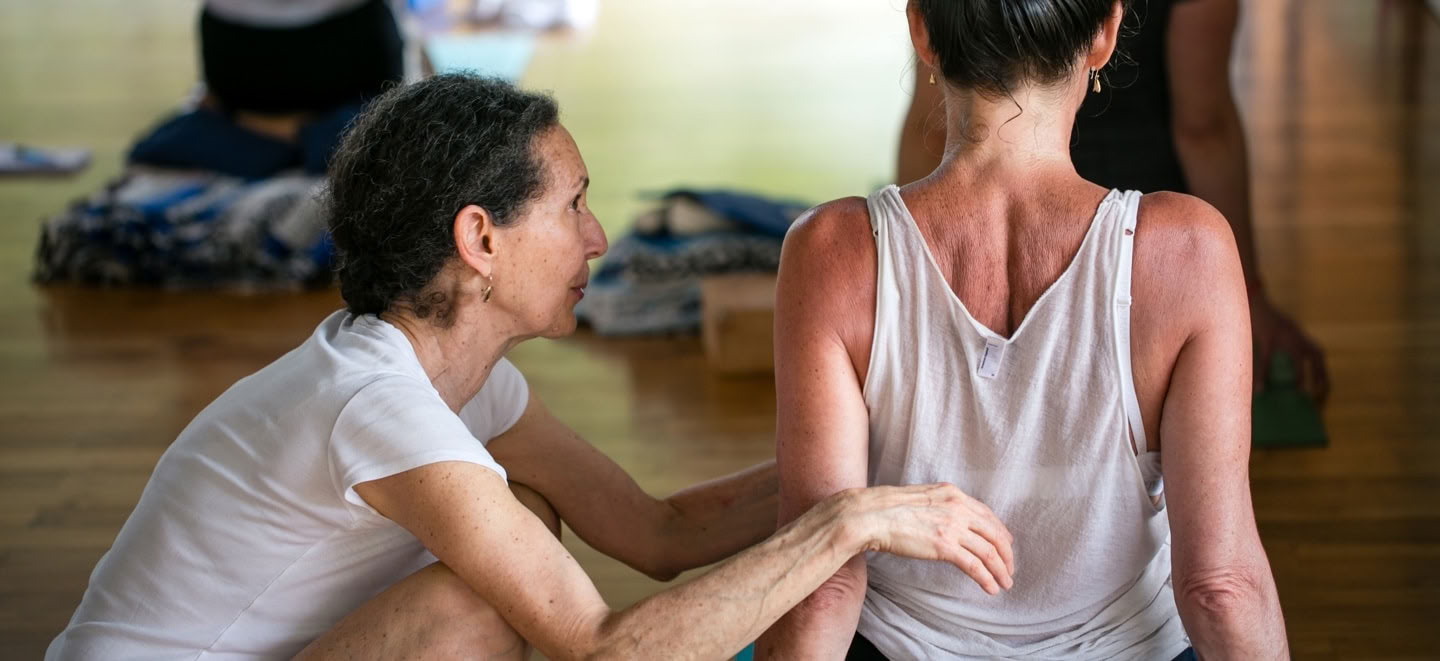 Iyengar-joogaretriitti Genny Kapulerin kanssa
