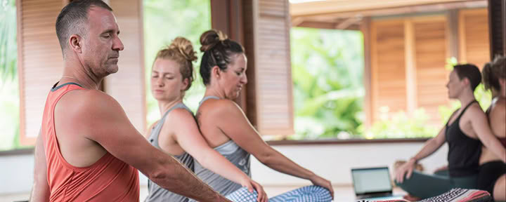 Iyengar-joogaretriitti Genny Kapulerin kanssa