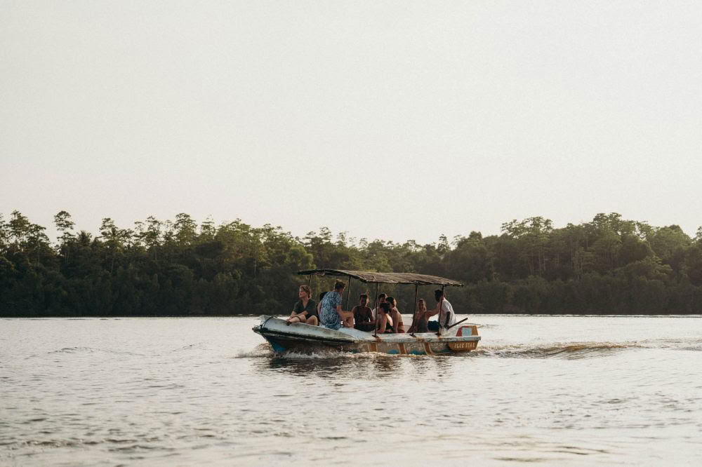 Sri Lankan joogan retriitti Aaron Pettyn kanssa