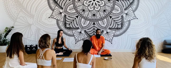 50 tunnin meditaatio- ja pranayama-mestarikurssi (tietoinen hengitys) (YACEP) hybridi