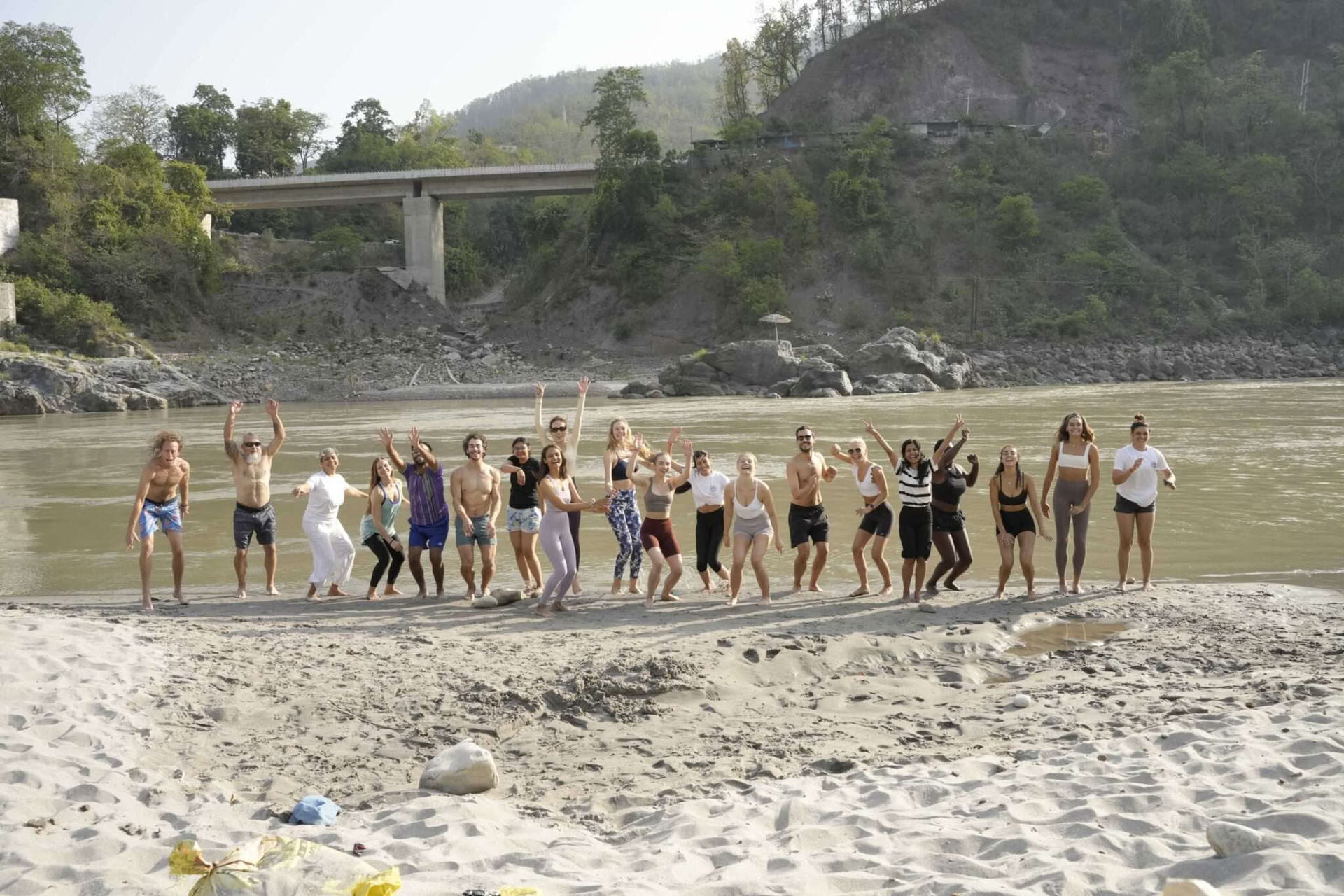 100 tunnin meditaation sertifiointikoulutus Rishikeshissä, Intiassa