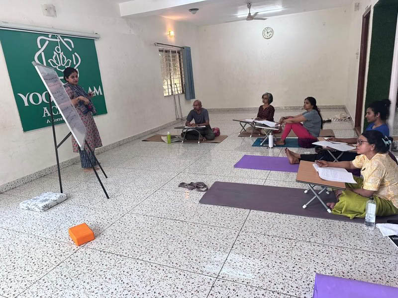 200 tunnin arkipäivien joogaopettajakoulutuskurssi Bengalurussa