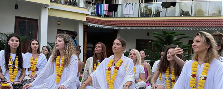 100 tunnin edistynyt tantra- ja kundaliinijoogaopettajakoulutuskurssi Goassa, Intiassa