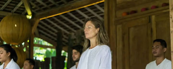 Balilainen hengitystyö ja itseparantava meditaatio Umalasissa