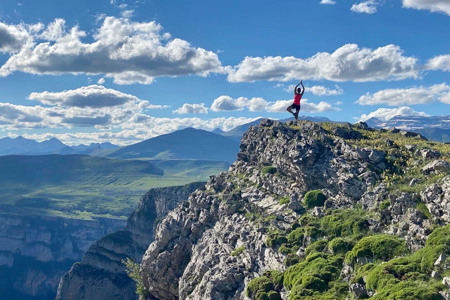 Meditatiivinen pyhiinvaellus: pitkä vaellus- ja joogaretriitti