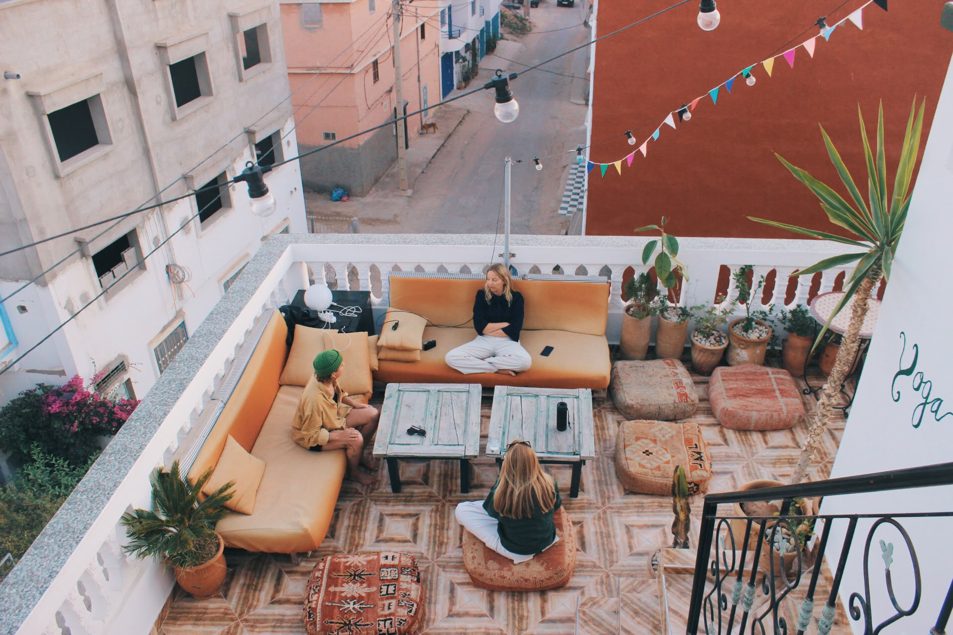 Rentoudu, Lataa Akut, Vetäydy