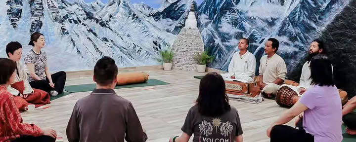 100 tunnin bhakti-joogan työpaja