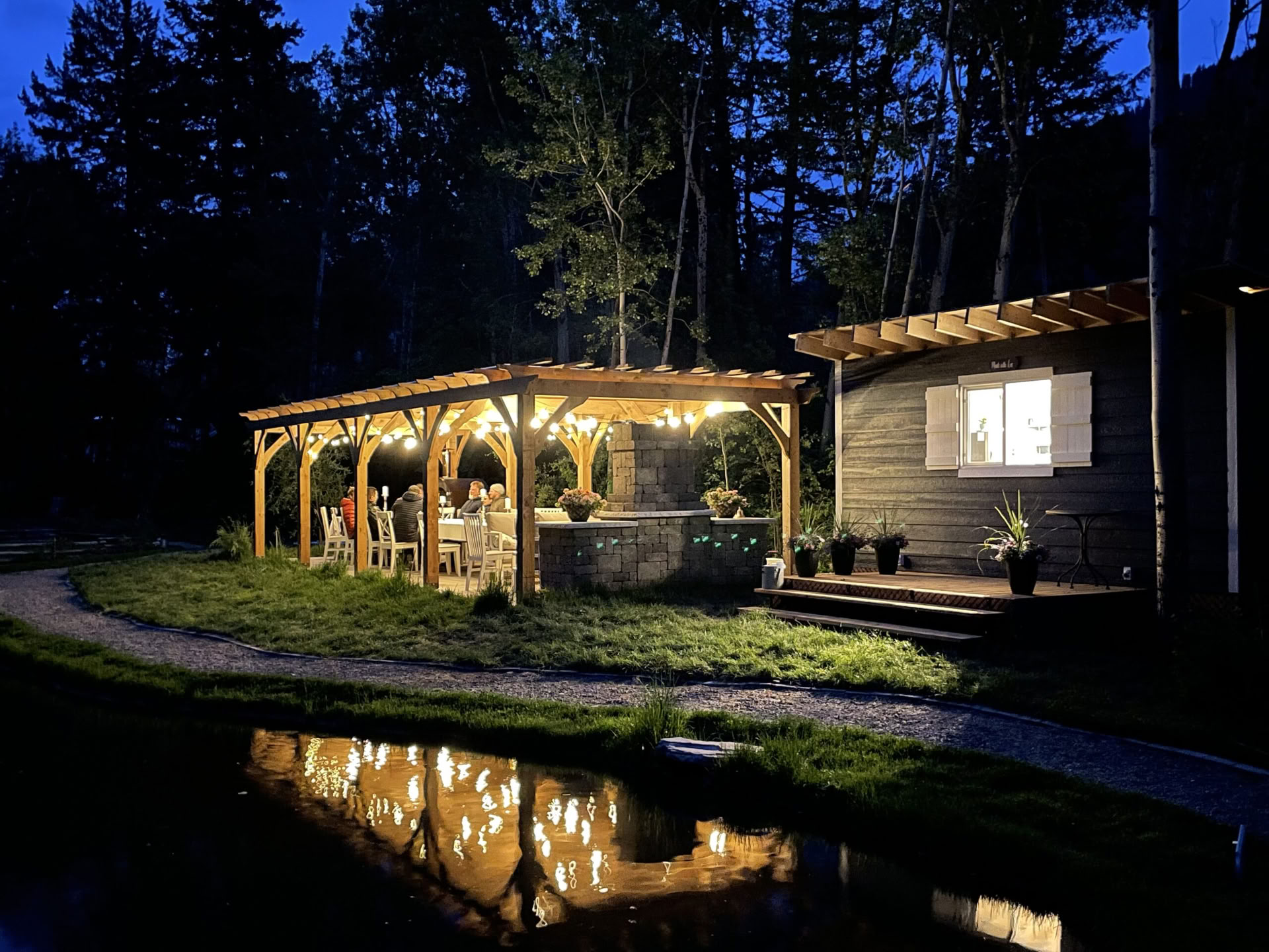 Valveilla luonnossa Tina Pashumati Jamesin kanssa