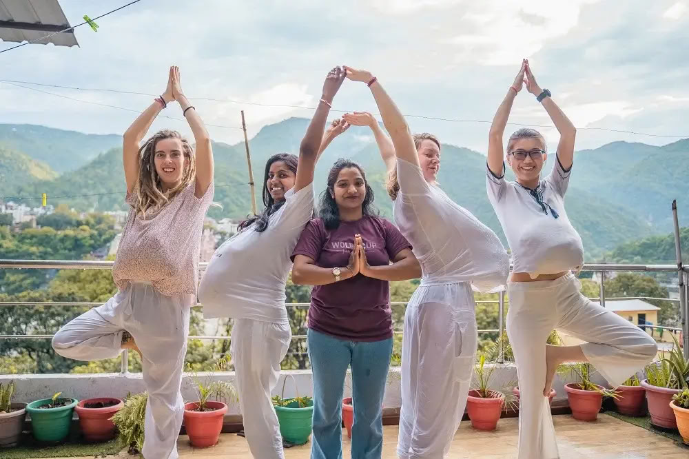 85 tunnin prenataalijoogan opettajakoulutus Rishikeshissä