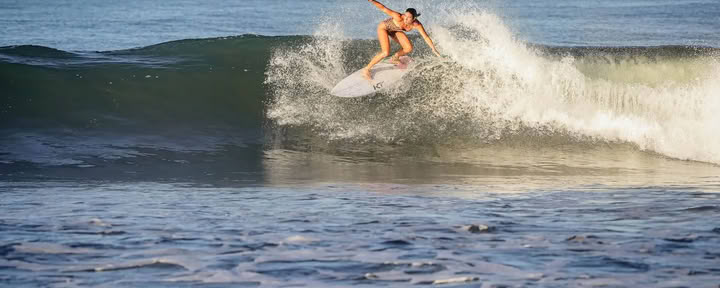 Välitason surffiretriitti meren äärellä | Amaru Nicaragua