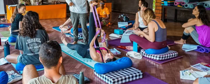 200 tunnin Yin-jooga- ja Vinyasa flow -opettajakoulutus Balilla