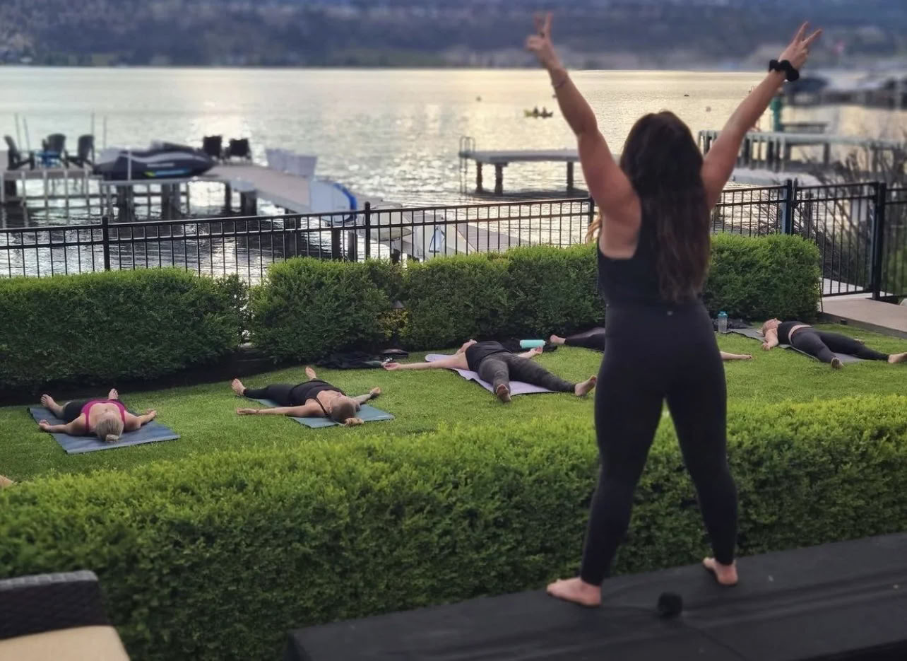 Laiturin äärellä virtaava jooga ja meditaatio Okanagan-järvellä!