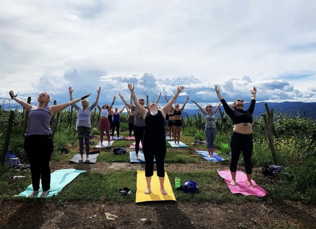 Laiturin äärellä virtaava jooga ja meditaatio Okanagan-järvellä!