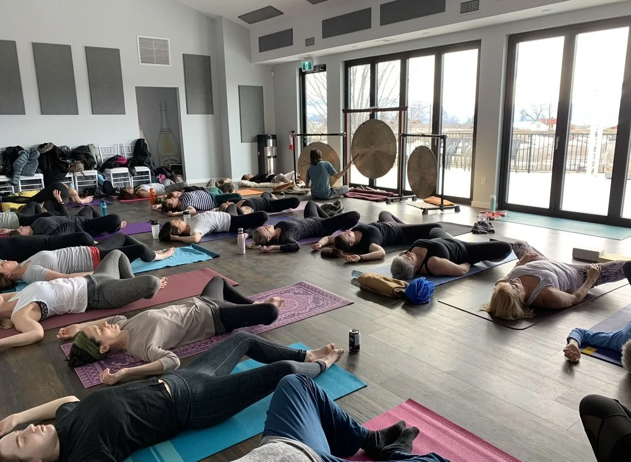 Laiturin äärellä virtaava jooga ja meditaatio Okanagan-järvellä!