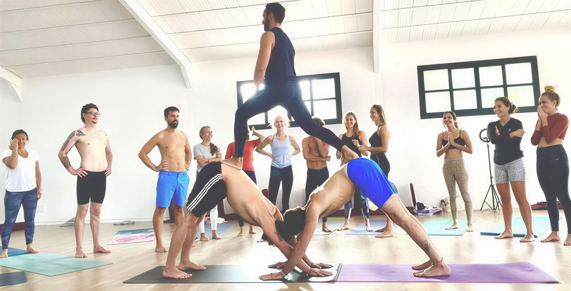 200 tunnin vinyasa-joogaopettajakoulutuskurssi