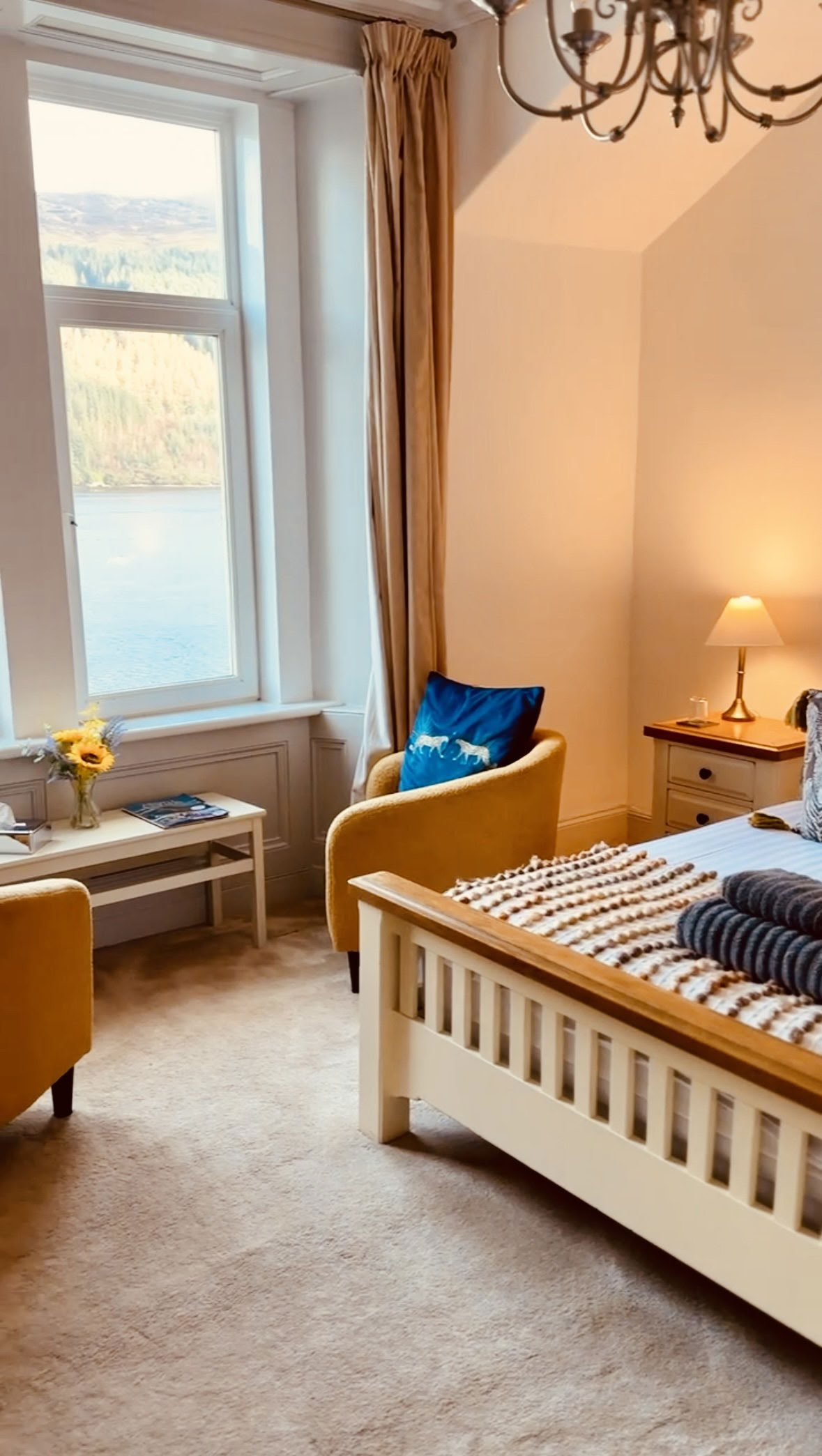 Restoratiivinen joogan retriitti Joni Brownin kanssa