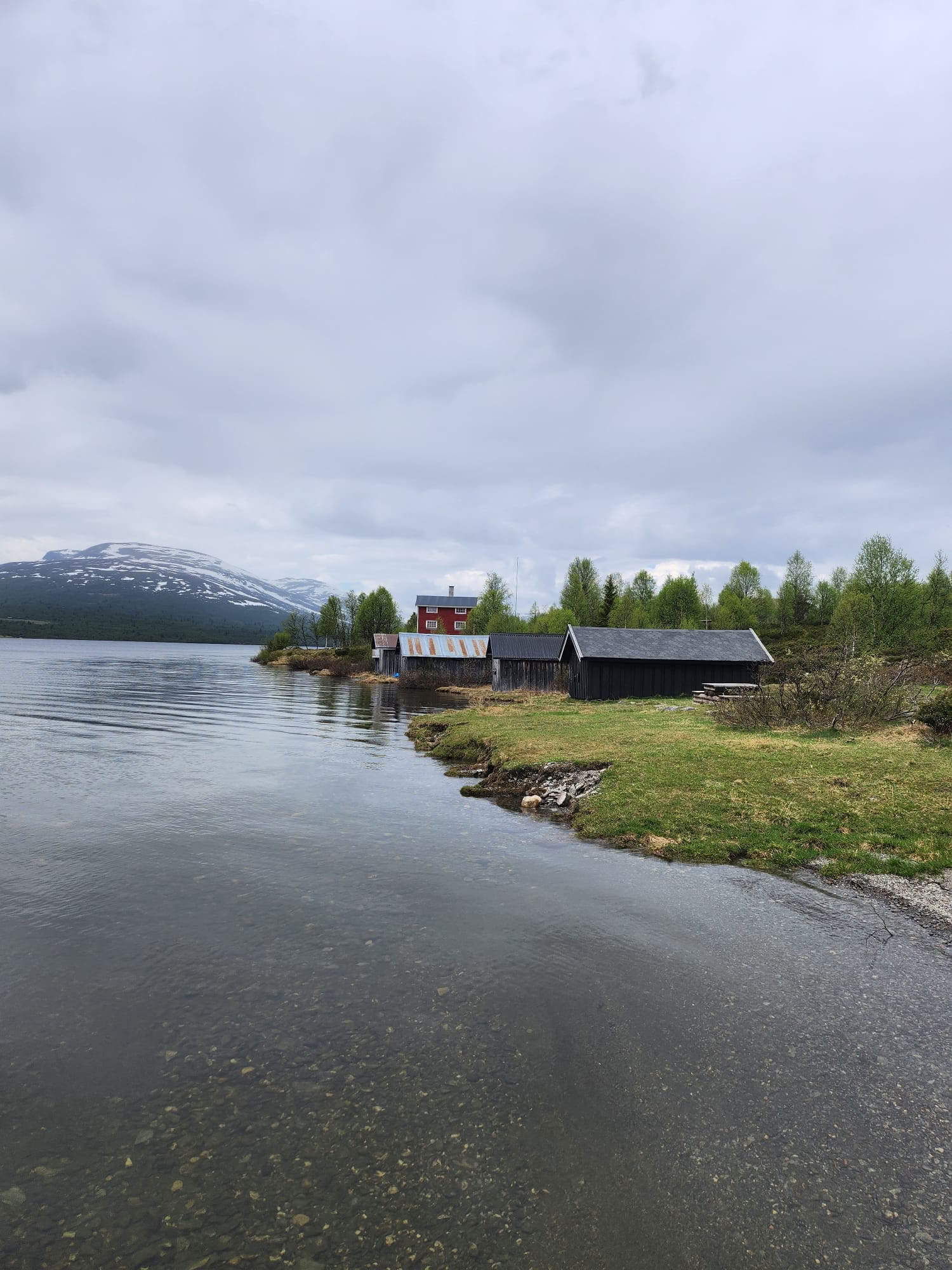Syksyn hengitys: palauttava joogaretriitti stressin lievitykseen