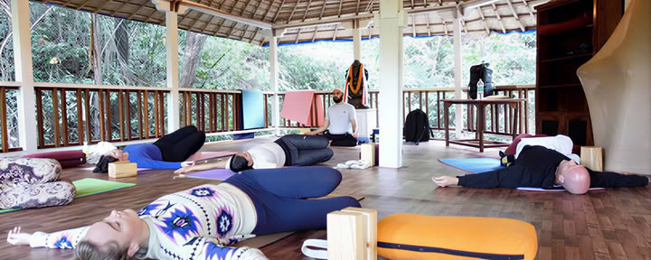 200 tunnin yinjoogan ja meditaation ohjaajakoulutus