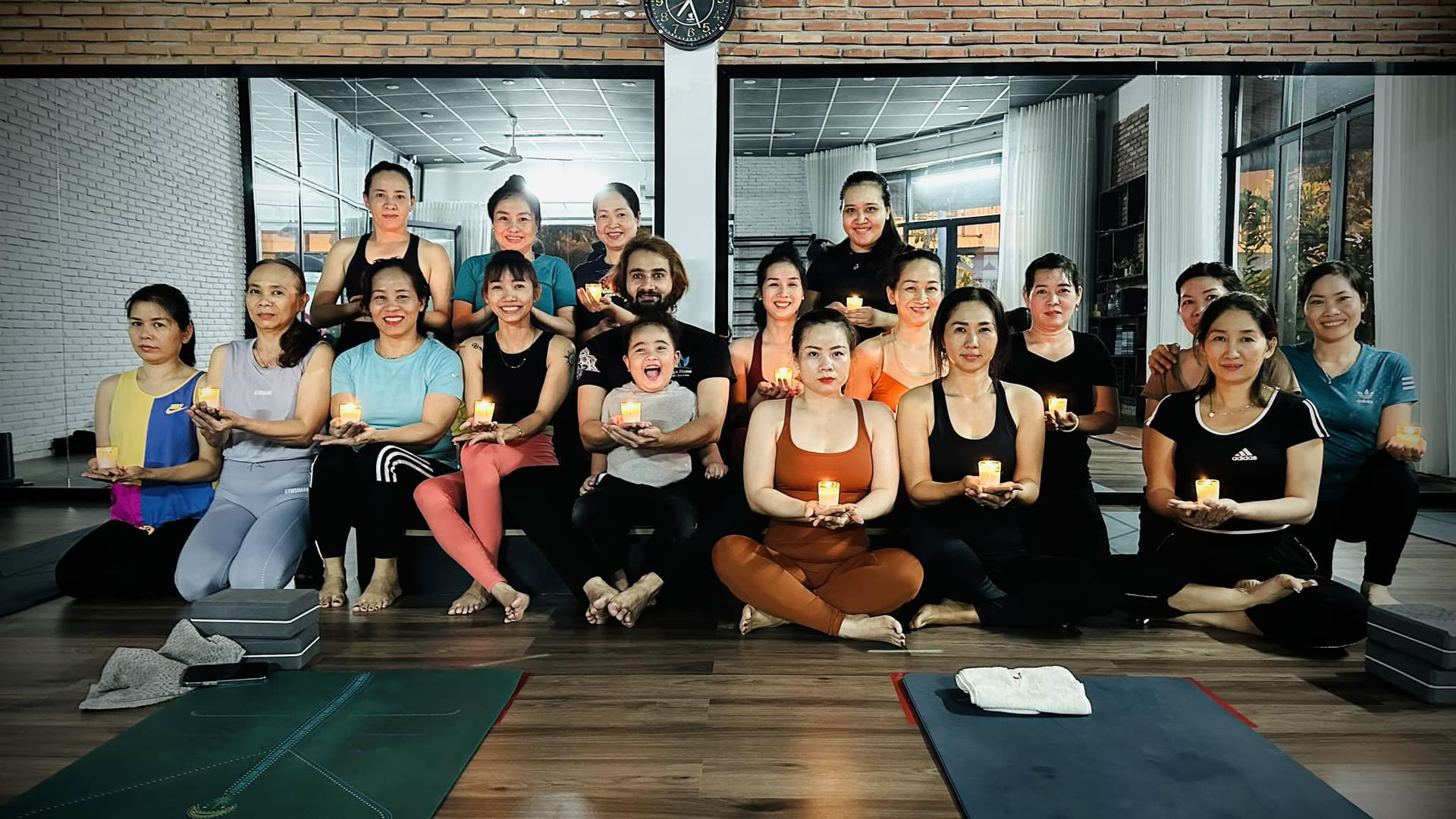 200 tunnin joogaopettajakoulutus Yoga Home Schoolissa