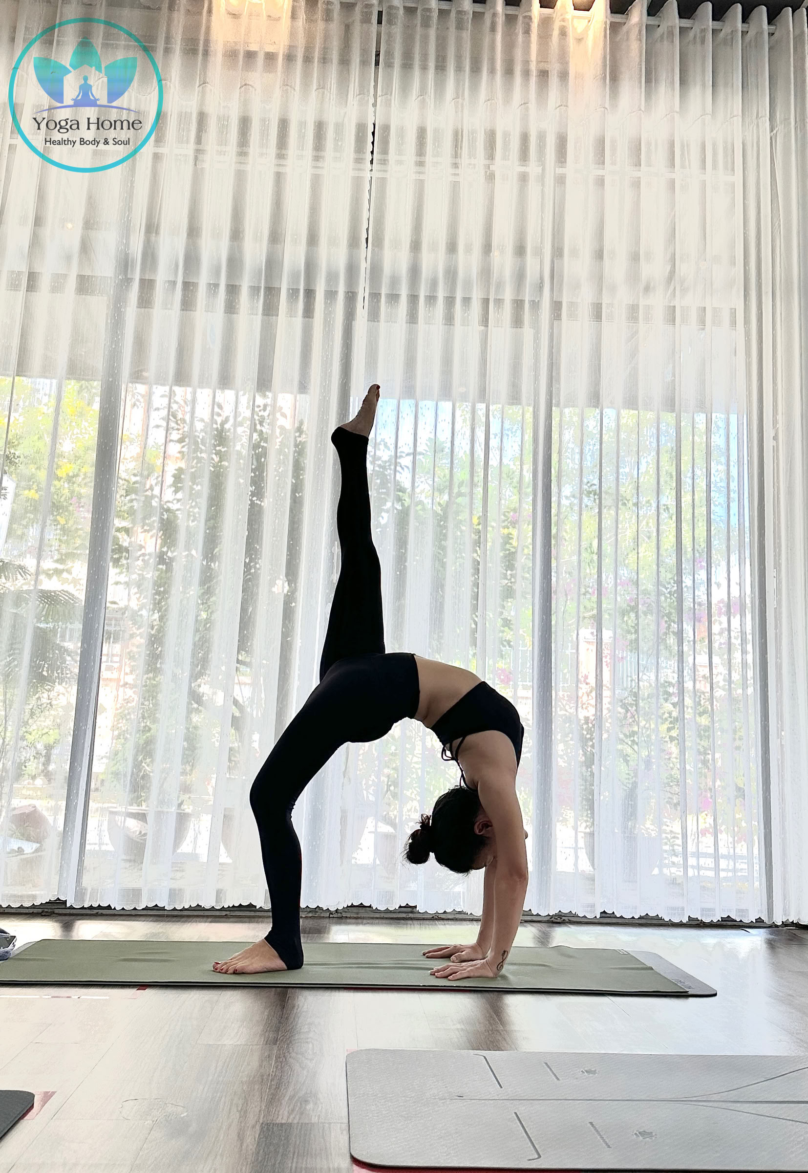 200 tunnin joogaopettajakoulutus Yoga Home Schoolissa