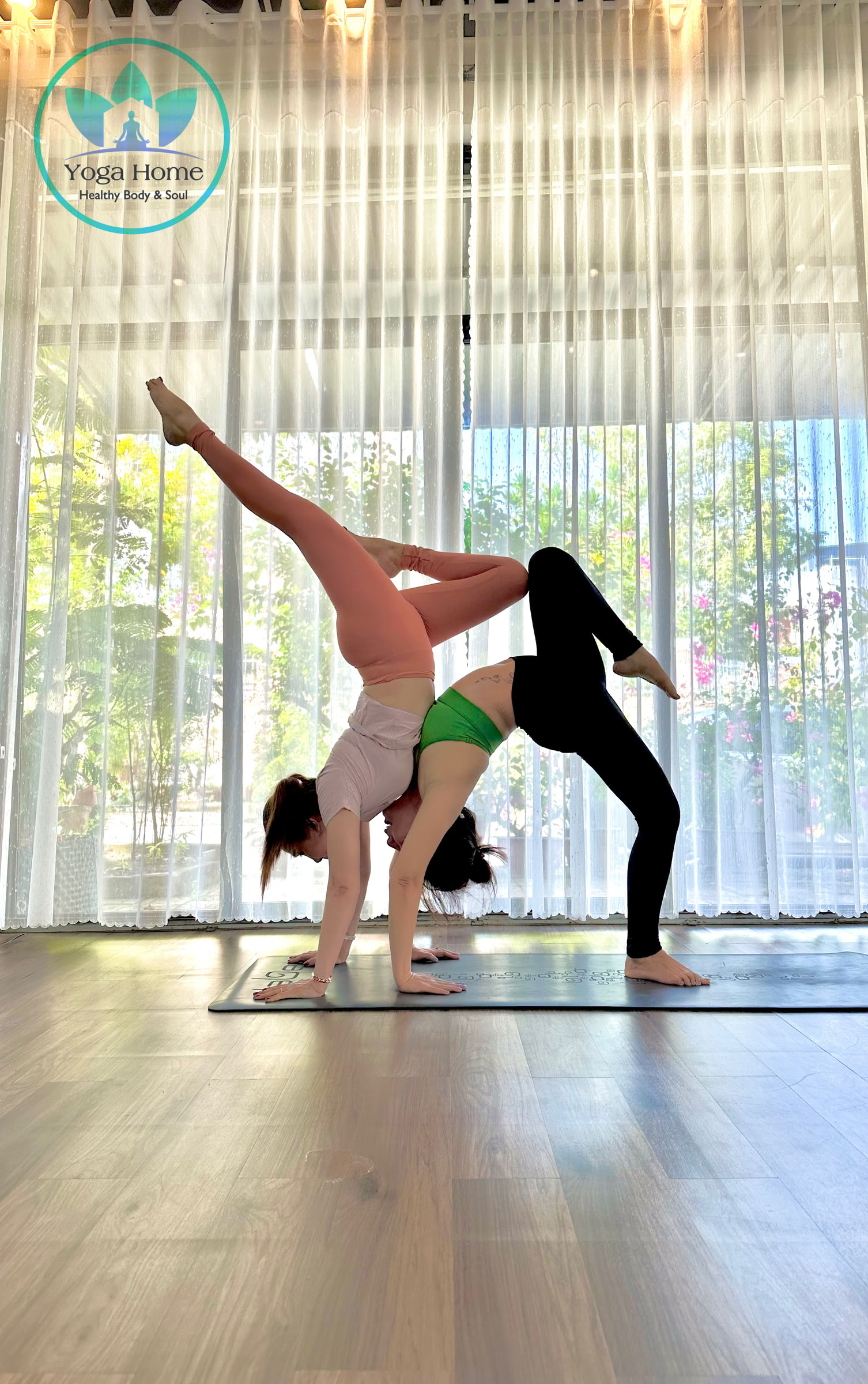 200 tunnin joogaopettajakoulutus Yoga Home Schoolissa