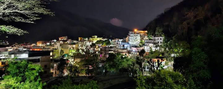 Oleskelu ashramissa Rishikeshissä