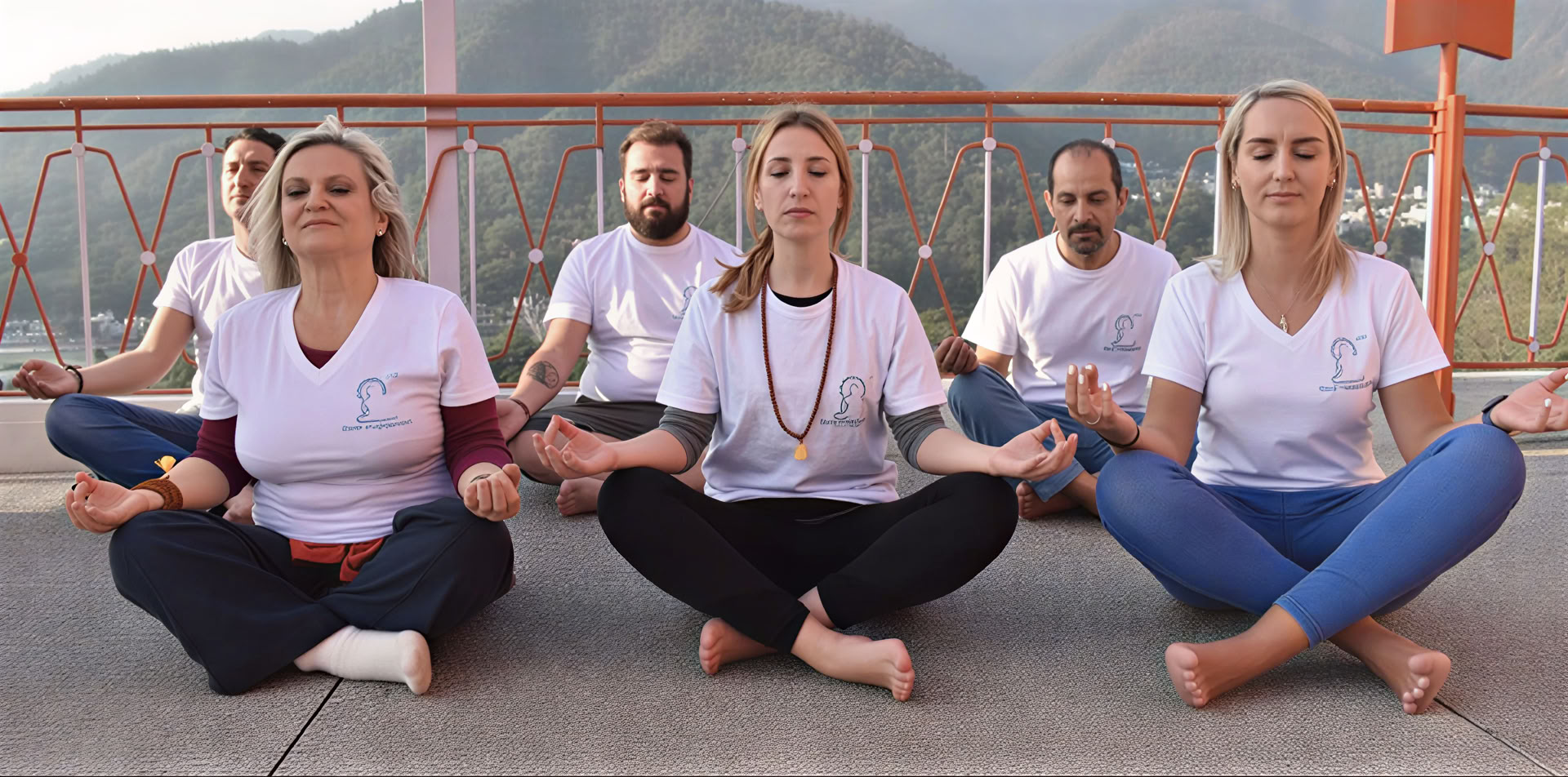 300 tunnin meditaatio-opettajakoulutus Rishikeshissä
