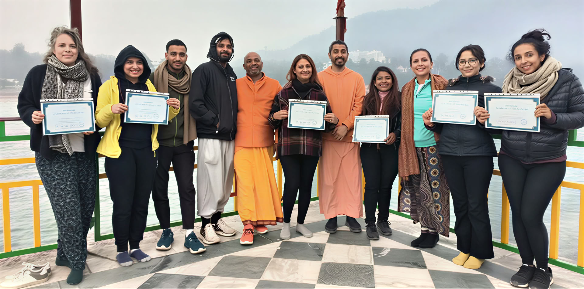 300 tunnin meditaatio-opettajakoulutus Rishikeshissä