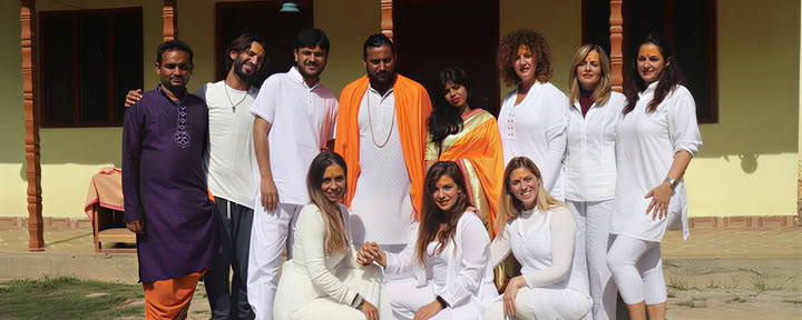 300 tunnin meditaatio-opettajakoulutus Rishikeshissä
