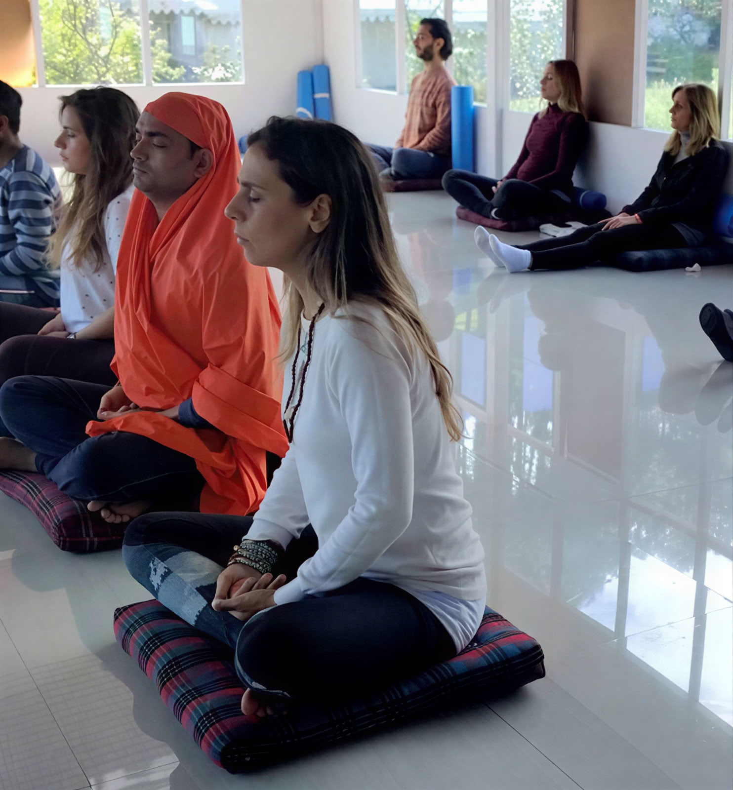 Tietoisen läsnäolon meditaatioretriitit Intiassa