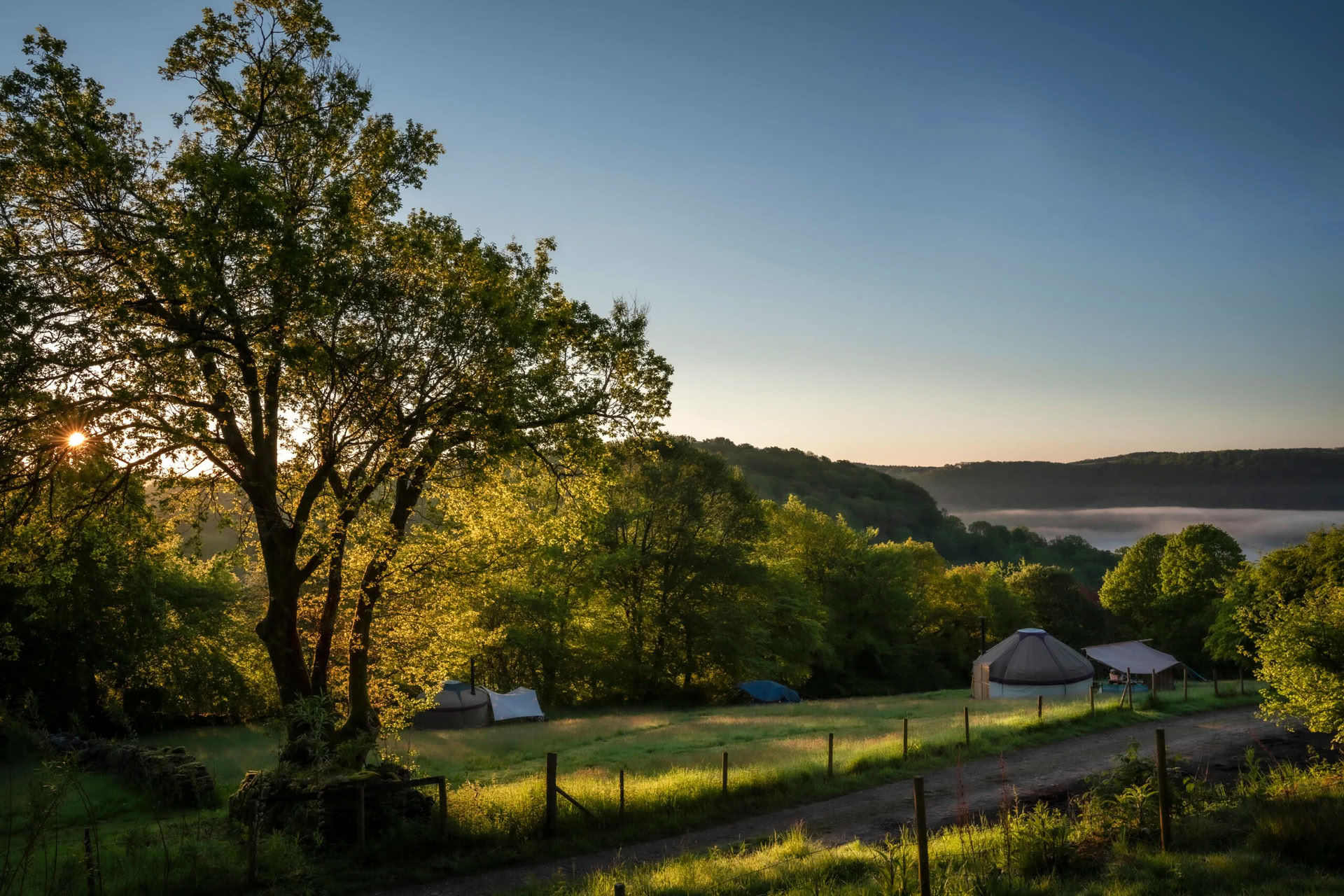 Kokoontuminen Hill Farmilla