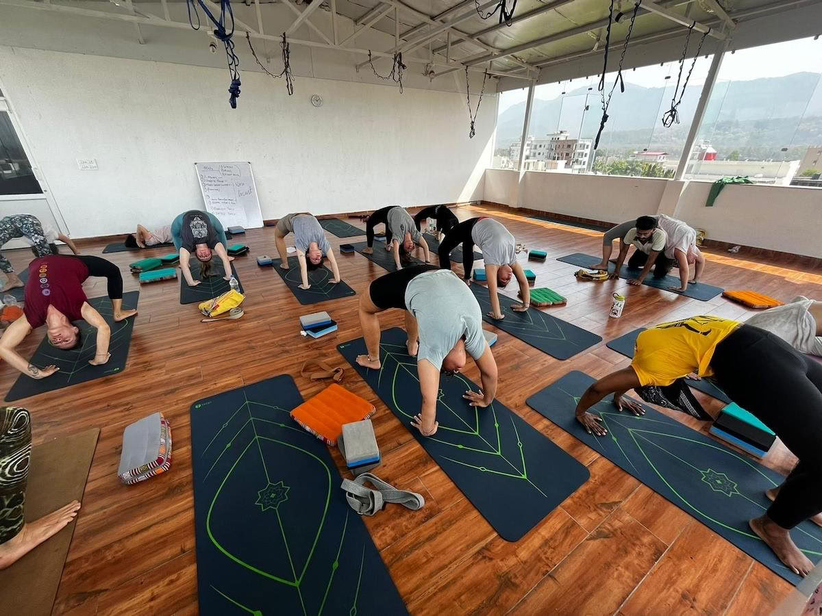 200 tunnin Hatha Ashtanga Vinyasa -joogaopettajakoulutus Rishikeshissä