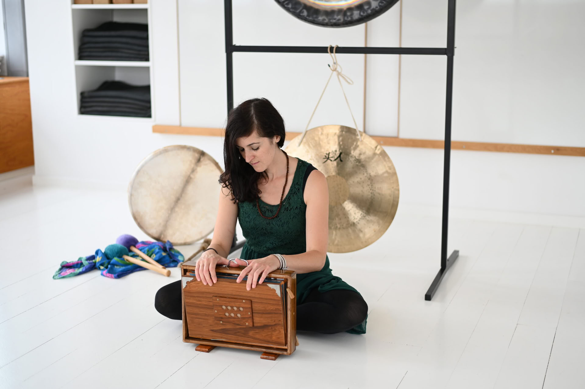 Kaakaoseremonia ja koko yön gong-puja